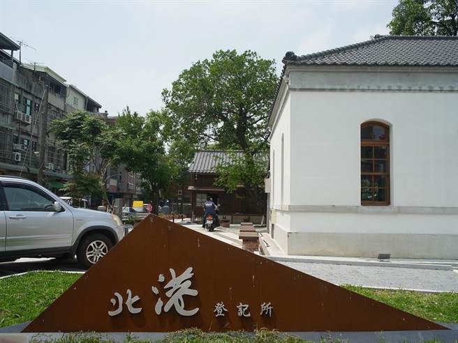 云林县北港登记所将活化为游客中心，但周边停车混乱有待整顿。（张朝欣摄）