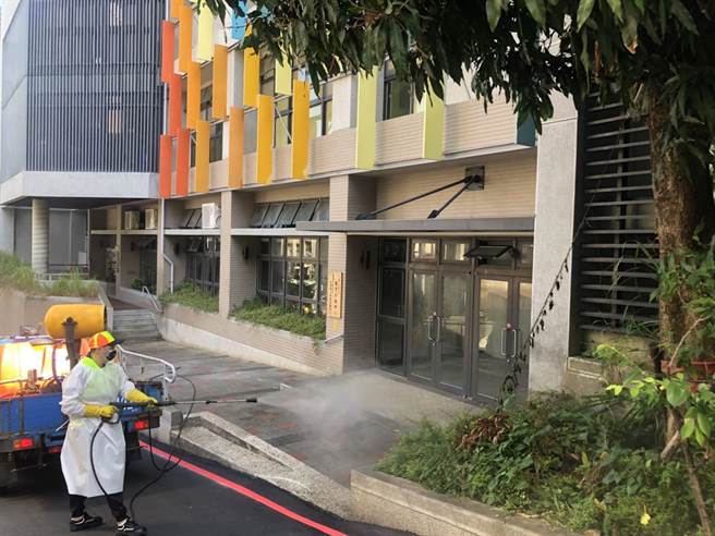 桃园市环保局针对有确诊者的学校进行消毒，图为龟山区寿山高中体育训练中心。（图取自教育局官网／陈梦茹桃园传真）