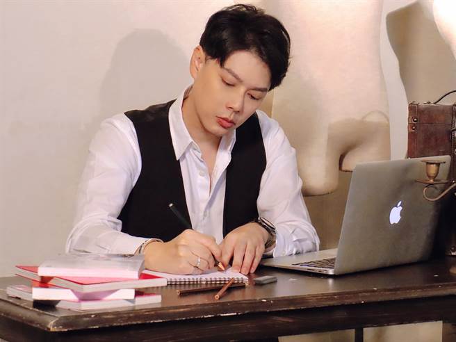 李佑群亲自动笔画草图。（幸喜国际提供）