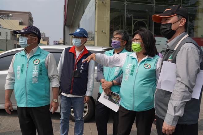 嘉義市立委王美惠偕中央及地方官員會勘道路現況。（王美惠立委提供／廖素慧嘉市傳真）