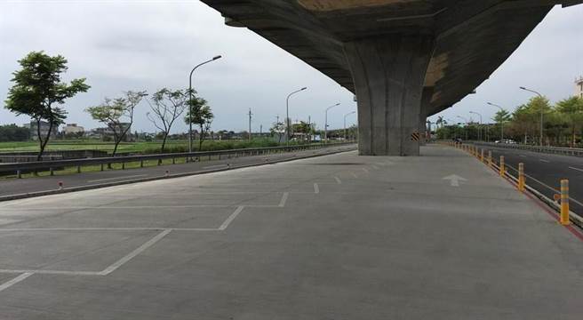 宜兰县政府为解决民眾共乘的停车需求，在高速公路桥下，头城、礁溪、壮围、七张、五结、罗东及冬山7处设置共乘停车场，提供406个汽车位、551个机车位，造福不少通勤族。（宜兰县政府交通处提供／吴佩蓉宜兰传真）