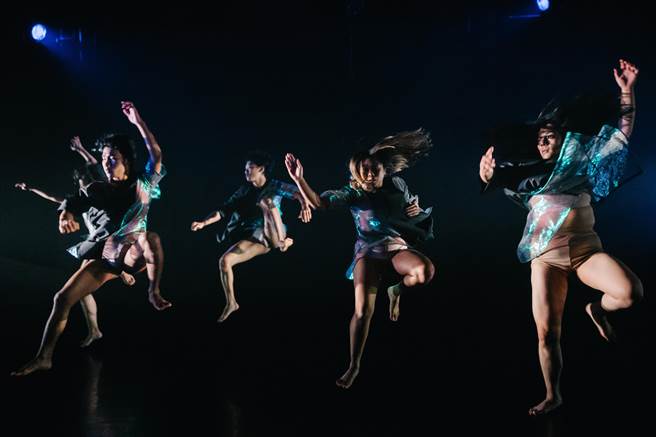 《Ita》编舞家瓦旦以印尼「噹嘟乐」（Dangdut）为创作灵感，将移工们在不稳定的处境下，藉由音乐寻求身体安定感的共振状态，置放于舞者之间。(郭吉铨摄)