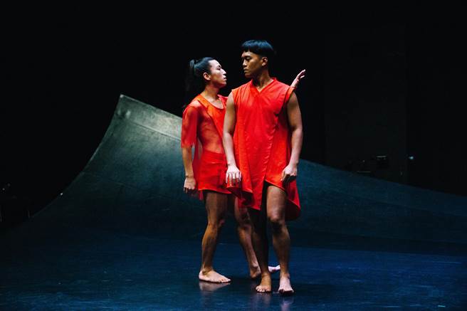 《AriAri》为艾可．苏布利阳托编舞，以爪哇神话AriAri作为创作脉络，找寻「双胞胎」之间独有的经验与感知，探索关系中最绵密的羁绊与关照。(郭吉铨摄)