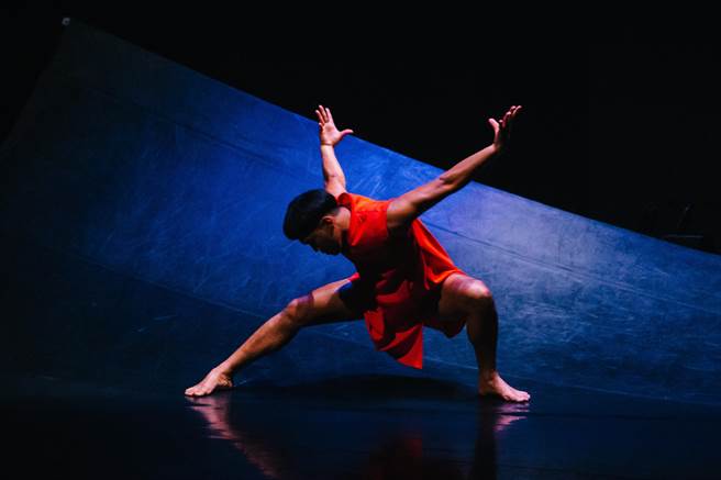 《AriAri》为艾可．苏布利阳托编舞，以爪哇神话AriAri作为创作脉络，找寻「双胞胎」之间独有的经验与感知，探索关系中最绵密的羁绊与关照。(郭吉铨摄)