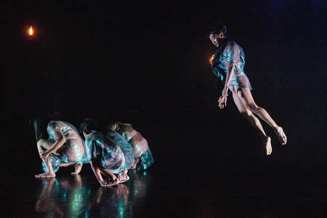 《Ita》编舞家瓦旦以印尼「噹嘟乐」（Dangdut）为创作灵感，将移工们在不稳定的处境下，藉由音乐寻求身体安定感的共振状态，置放于舞者之间。(郭吉铨摄)