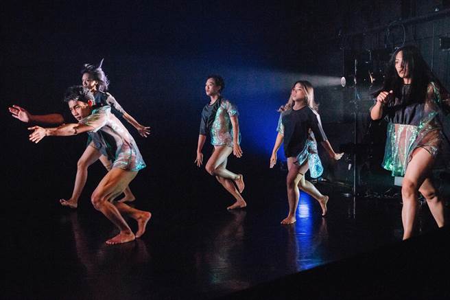 《Ita》编舞家瓦旦以印尼「噹嘟乐」（Dangdut）为创作灵感，将移工们在不稳定的处境下，藉由音乐寻求身体安定感的共振状态，置放于舞者之间。(郭吉铨摄)