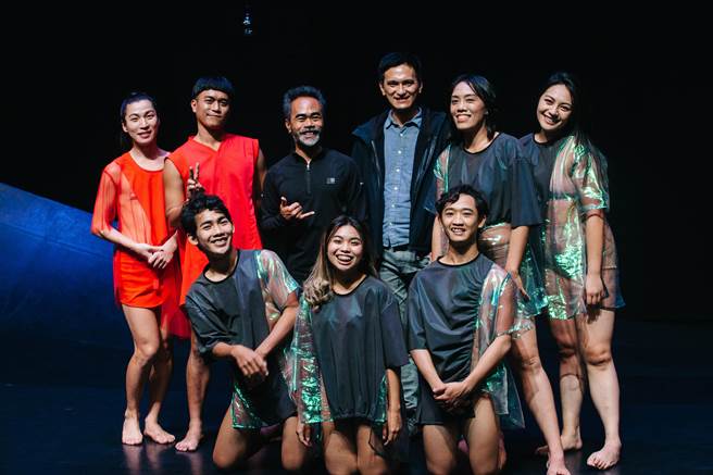 臺湾TAI身体剧场与印尼艾可舞团《AriAri》《Ita》舞者与编舞家，臺湾TAI身体剧场艺术总监瓦旦．督喜(后右三)、印尼艾可舞团艺术总监艾可．苏布利阳托（后左三）合影。(郭吉铨摄)