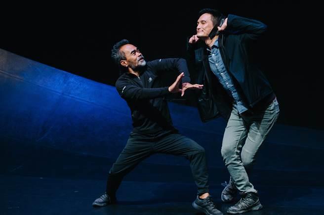 臺湾TAI身体剧场与印尼艾可舞团《AriAri》《Ita》编舞家合影，右为臺湾TAI身体剧场艺术总监瓦旦．督喜、左为印尼艾可舞团艺术总监艾可．苏布利阳托。(郭吉铨摄)