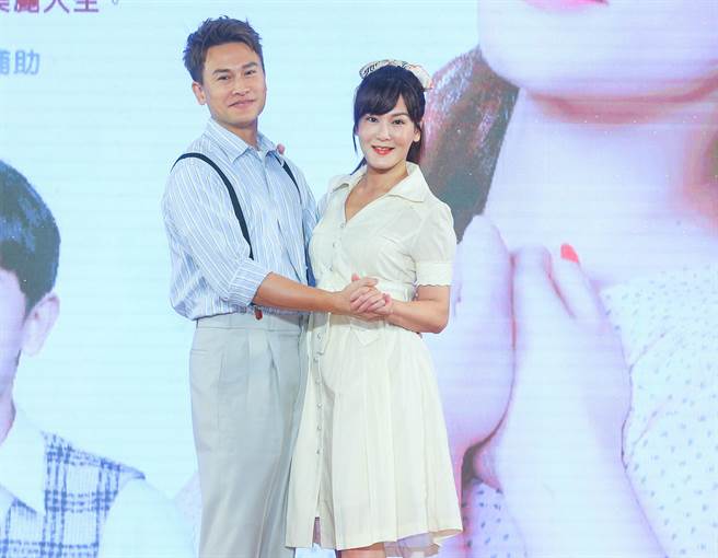 王振復、邱琦雯是苦情夫妻檔。（粘耿豪摄）