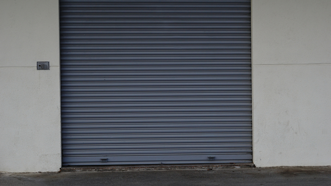 新北一名麵店老板娘，遭人透过铁卷门送信口偷拍性爱片，在网路疯传。（示意图，达志影像/shutterstock）
