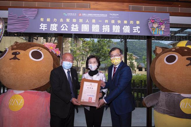 （宜兰联劝基金会感谢宜兰县政府与宜兰力丽威斯汀度假酒店成为支持县内社福团体的重要力量。左一为宜兰联劝董事长陈耀德；中为宜兰县长林姿妙；右一为力丽观光董事长蔡宗易。图∕业者提供）