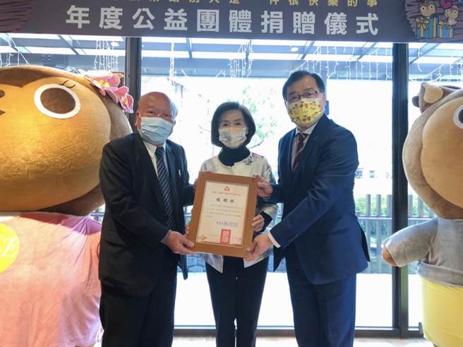 宜蘭力麗威斯汀酒店（右1董事長蔡宗易）在宜蘭縣政府（中間縣長林姿妙）促成下，與宜蘭聯勸基金會（左1董事長陳耀德）合作，捐贈100張住宿券協助聯勸辦理公益募款。（宜蘭縣政府提供／吳佩蓉宜蘭傳真）