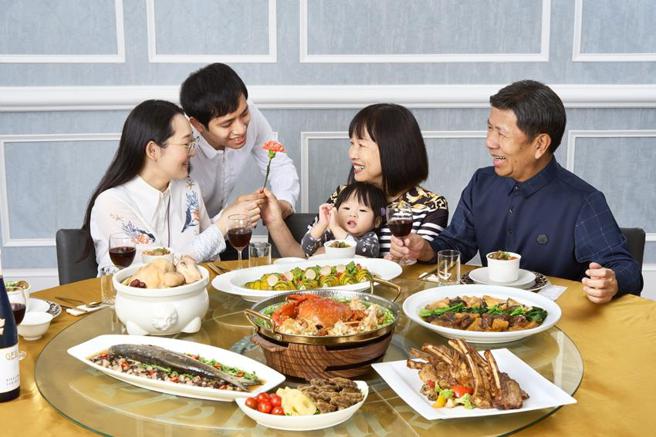 （新天地今年母親節推出6人份及10人份的「寵愛媽媽 美麗饗宴」套餐搶市！圖／新天地提供）