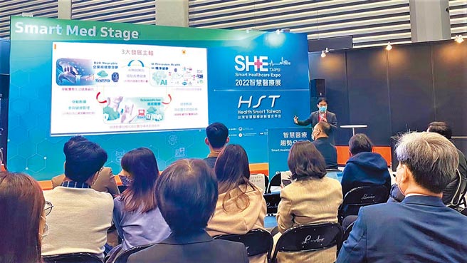 盖德科技许董亲临智慧城市展会场，解说智慧医疗的重要趋势，未来应用宽广商机无限，引起来宾热烈回响。图／盖德科技提供