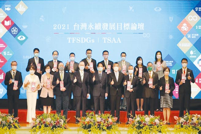 2022亞太暨台灣永續行動獎開放報名；圖為簡又新（前排左五起）、副總統賴清德、立法院副院長蔡其昌與上屆台灣永續行動獎獲獎企業代表共享獲獎榮耀。圖／主辦單位提供