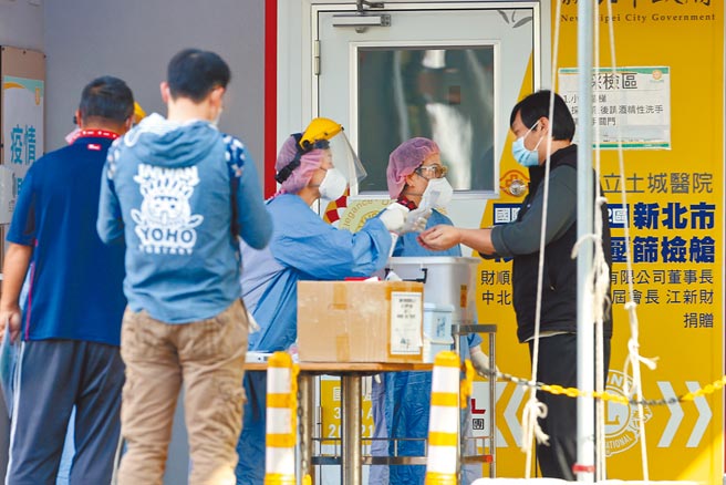 清明连假结束，受疫情爆发影响，5日有不少民眾赶在上班日前到筛检站接受採检。（杜宜谙摄）