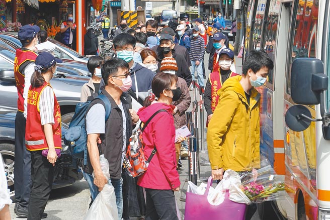 全台符合「定点诊所」资格者多达8000家，但至今仅540家加入，占比不到1成。图为清明连假最后一天，不少民眾5日搭乘扫墓专车前往墓园祭拜先人，并谨守防疫规定全程戴着口罩。（姚志平摄）