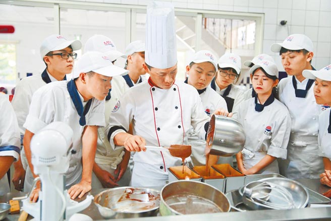 高中毕业生参加青年就业储蓄方案计画，期满就可获得就业及创业准备金。（明台高中提供）