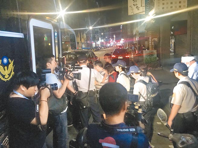 麻將協會被掃蕩後，常獲不起訴處分。圖為2018年警方同步查抄萬華區3家麻將協會，以警備巴士帶回大批賭客。（本報資料照片）