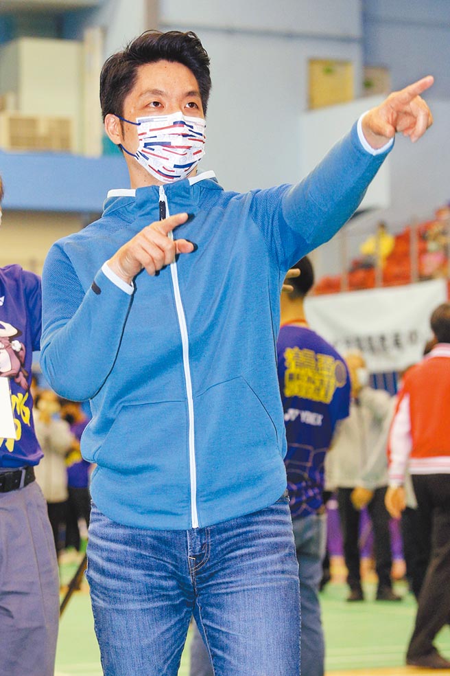 國民黨立委蔣萬安遲未宣布參選，一言一舉綁手綁腳，遭支持者批評是扭捏軟男，但北市議員打趣說，蔣萬安稱會扛起市長選舉責任就是「類宣布」。圖為蔣萬安5日出席羽球錦標賽活動大跳熱身操。（黃世麒攝）