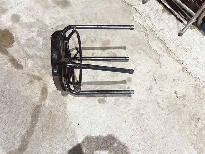 花蓮一名38歲蕭姓男子1日獲知母親遭人毛手毛腳，氣得持鐵製圓凳把人毆打到癱坐椅子上失去呼吸、心跳，送醫急救仍不治。（警方提供／羅亦晽花蓮傳真）