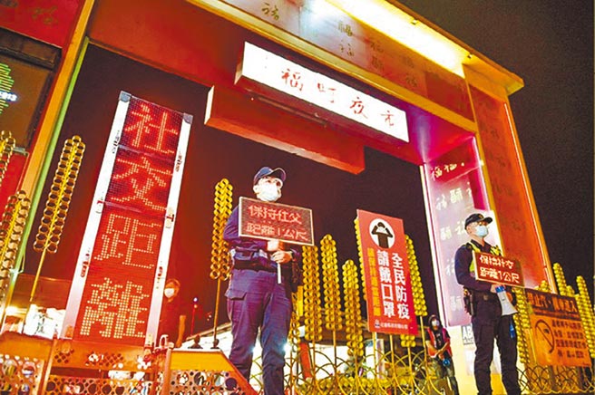 清明連假期間，花蓮雖湧入大批旅遊人潮，但晚上都下大雨，導致東大門夜市整體買氣較往年少2成。（花蓮縣政府提供／羅亦晽花蓮傳真）