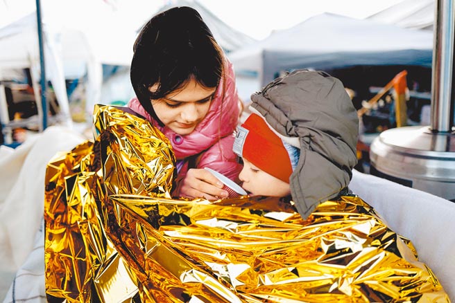 俄乌战事未歇，加上新冠疫情持续肆虐等因素，世界银行把今年东亚和太平洋地区的开发中国家GDP成长率预测下修至5％。图为逃到波兰境内的乌克兰难民。（路透）