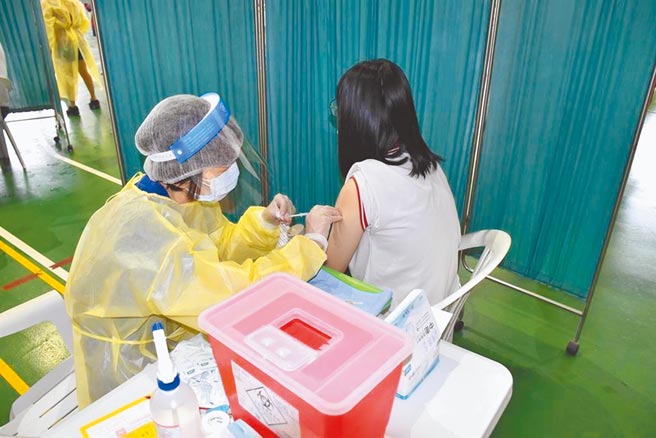 苗栗縣衛生局統計，全縣65歲以上尚未施打過第1劑疫苗的長輩，仍有2萬1千多人，衛生局6日起將1對1電話提醒接種，也會結合民政單位發傳單到家，請長輩盡速接種疫苗。（本報資料照片）