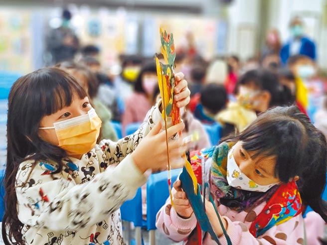 今年巡演剧目「遇见大未来 明天会更好！」以希腊罗马神话「潘朵拉的盒子」故事为发想，让学生沉浸在光影交会的感官氛围。（台中市政府提供／陈世宗台中传真）