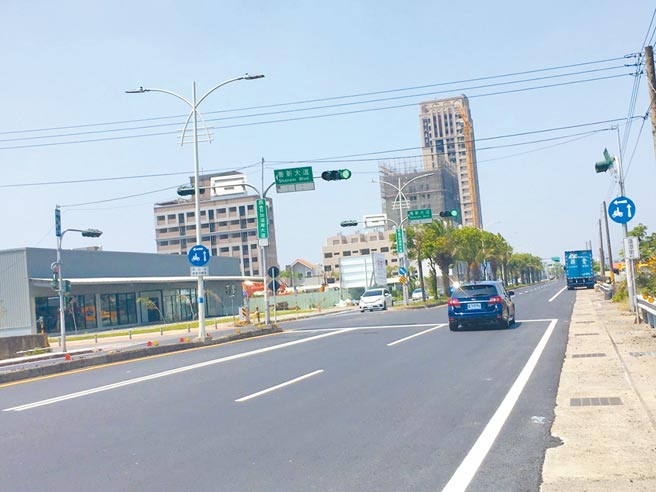 改善南科联外道路路况，目加溜湾大道2.5公里沥青混凝土铺设工作已完成。（刘秀芬摄）