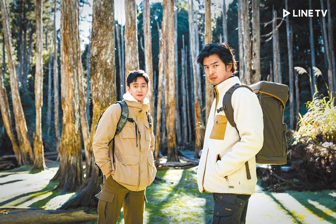 劉冠廷（左起）、陳柏霖對於山林生態有所體悟。（LINE TV提供）