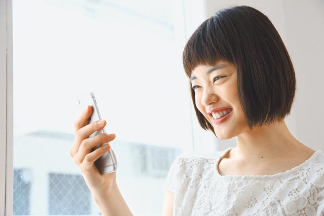 日本年輕世代愛看短影音，對「過長」影片、舞台劇越來越沒興趣，引發當地討論。（CFP）