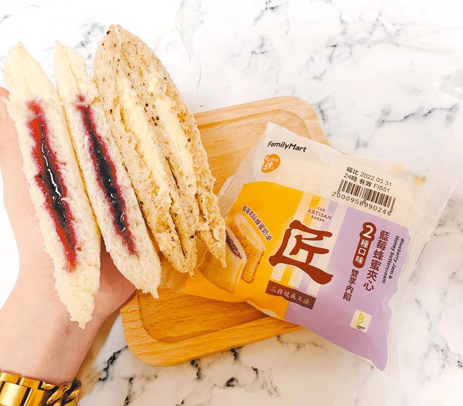 全家看准喜爱甜口味民眾的商机，推出「双享夹心土司」系列。（全家提供）