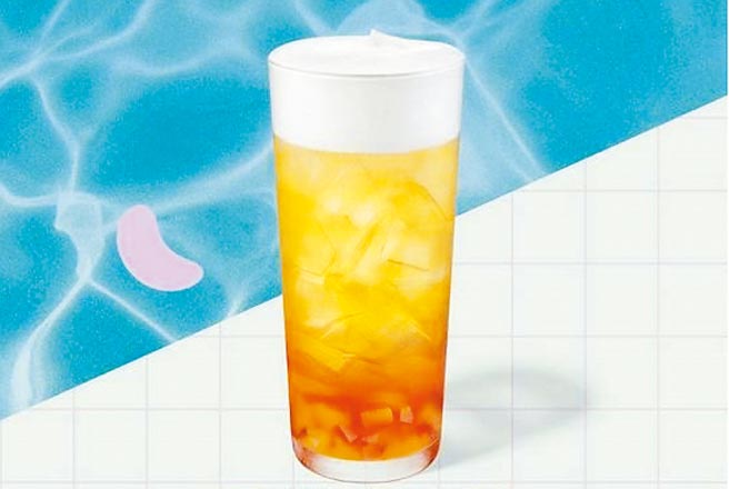 初夏之际民眾爱喝冰饮消暑，星巴克6日开卖新品「云朵草莓芒果风味乌龙茶」（见图）中杯125元。（星巴克提供）