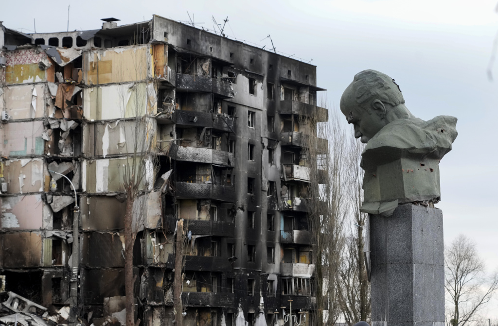 俄军砲轰距基辅50公里远的博罗江卡（Borodyanka），而乌克兰诗人和民族英雄谢甫琴科（Taras Shevchenko）的纪念像面对着当地残破的公寓，摄于4月6日。（美联社）(photo:ChinaTimes)