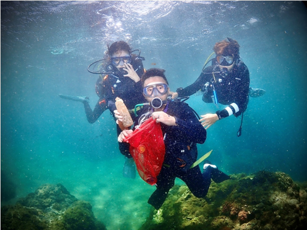 志工與潛水員下水淨海、上岸淨灘，用實際行動守護台灣珍貴的海洋資源 (圖/和泰集團提供)