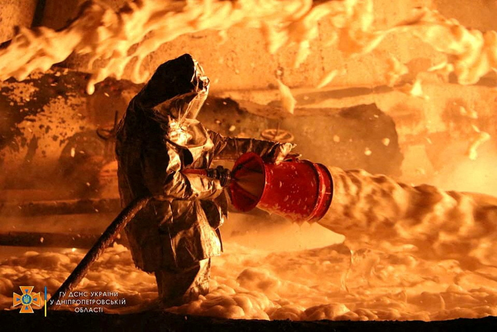 俄军持续空袭乌克兰，第聂伯罗彼得罗夫斯克州（Dnipropetrovsk）的储油设施遇袭，陷入一片火海，6日公布的照片显示，消防人员在现场忙着灌救。（路透）(photo:ChinaTimes)