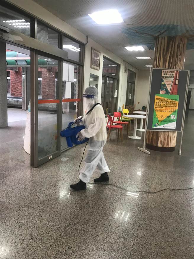 長榮大學1名學生今確診，校方趕緊進行校園大清消。（長榮大學提供／曹婷婷台南傳真）