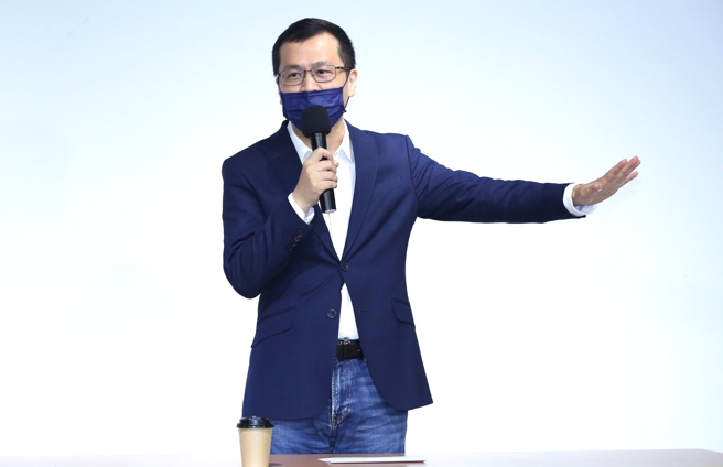 國民黨台北市議員羅智強（見圖）才傳出被被黨主席朱立倫勸退參選桃園市長，6日召開記者會，宣佈參選桃園市長，並強調即日起辭去國民黨副秘書長一職，也會尊重國民黨中央最後的提名結果，如果最後獲提名他參選，會全力以赴爭取勝選。（陳俊吉攝）