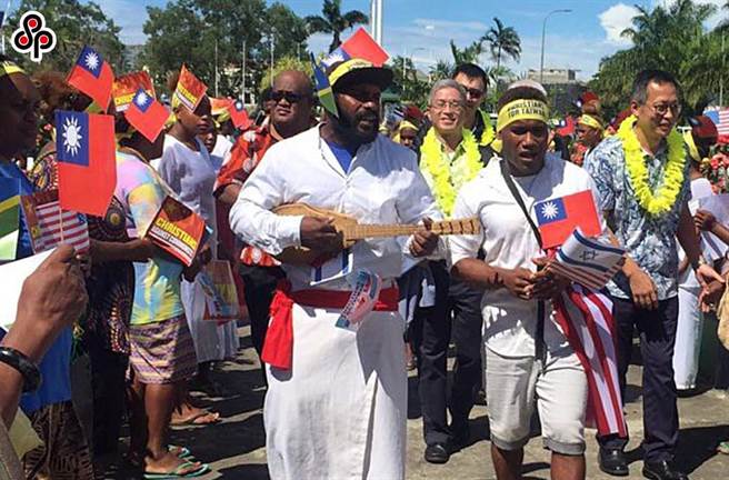 英媒：索罗门群岛转向中国，澳洲只能怪自己 。图为2019年9月16日索国传出决定与台湾断交，外交部次长徐斯俭(中)出访索国，受到热烈欢迎。（本报系资料照／外交部提供）