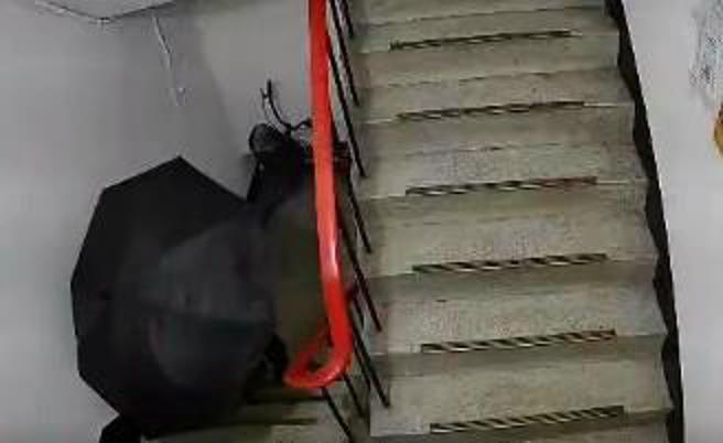 有網友在爆料公社指出，北市有公寓違法私設靈堂出租，業者天天招魂讓住戶毛炸，控訴政府單位不理求助無門，業者也根本罰不怕。(爆料公社提供)