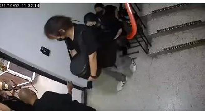 有網友在爆料公社指出，北市有公寓違法私設靈堂出租，業者天天招魂讓住戶毛炸，控訴政府單位不理求助無門，業者也根本罰不怕。(爆料公社提供)