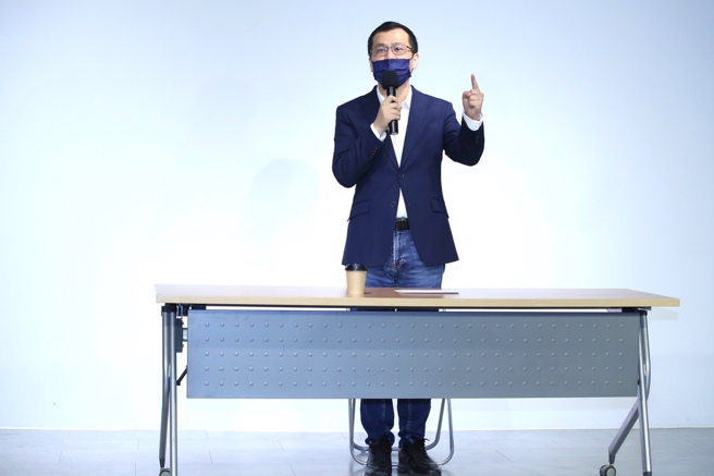 国民党台北市议员罗智强（见图）才传出被被党主席朱立伦劝退参选桃园市长，6日召开记者会，宣布参选桃园市长，并强调即日起辞去国民党副秘书长一职，也会尊重国民党中央最后的提名结果，如果最后获提名他参选，会全力以赴争取胜选。（陈俊吉摄）