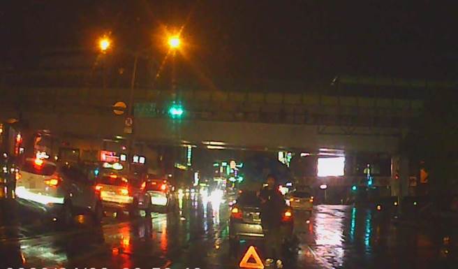 台中市一名民眾雨夜天開車時遇車子疑沒油又故障，幸員警相助脫困。（民眾提供／盧金足台中傳真）