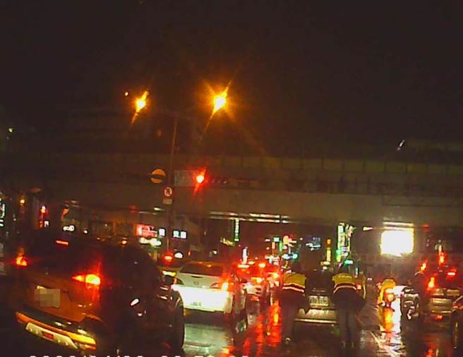 台中市一名民眾雨夜天開車時遇車子疑沒油又故障，幸員警相助脫困。（民眾提供／盧金足台中傳真）