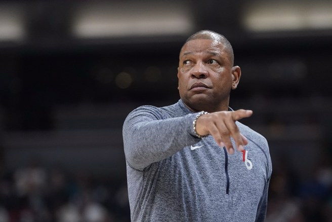 季後賽都還沒開打，七六人總教練瑞弗斯就被謠傳可能下台了。(美聯社資料照)