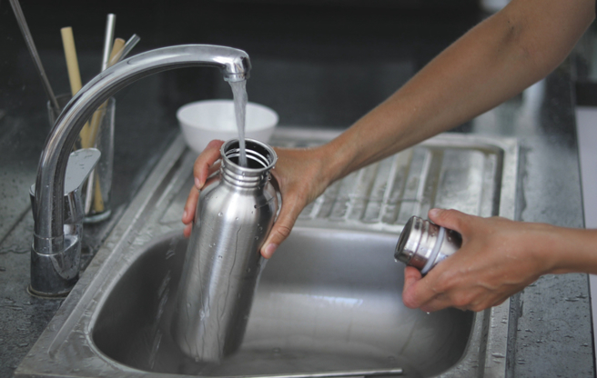 女网友逛街惊见160ml迷你保温瓶，好奇到底能装啥。（图／shutterstock）