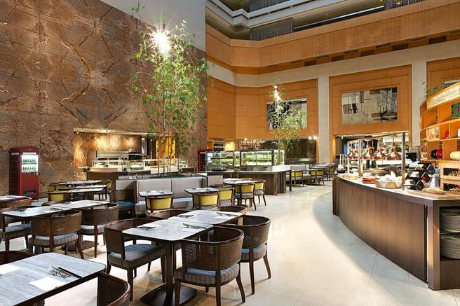 （台北喜來登飯店搶謝師宴商機，館內自助餐廳「十二廚」與宴會廳優惠專案開賣。圖／台北喜來登飯店提供）