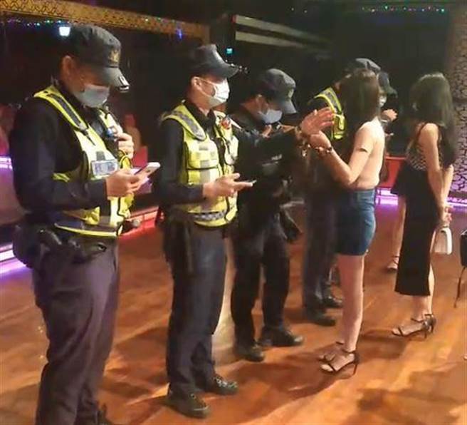 台南市第四分局駐地安平五期，轄區有許多八大行業。圖為警方稽查八大行業的畫面。（警方提供／曹婷婷台南傳真）