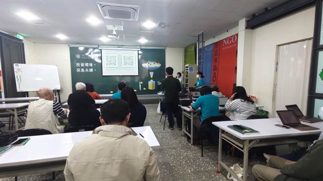 多個環團今天舉行「全國NGOs環境會議」，邀請多個環團、立委關心一同環境議題。（林良齊攝）